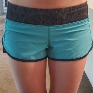 LULU LEMON "speed up low rise lined shorts 2.5"